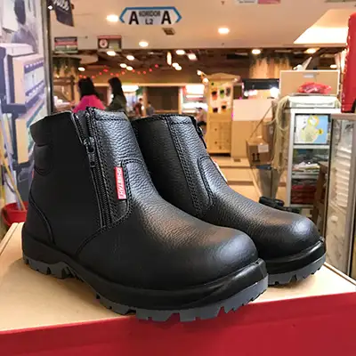 Apper Sepatu bot Safety 711H memiliki Upper kulit asli